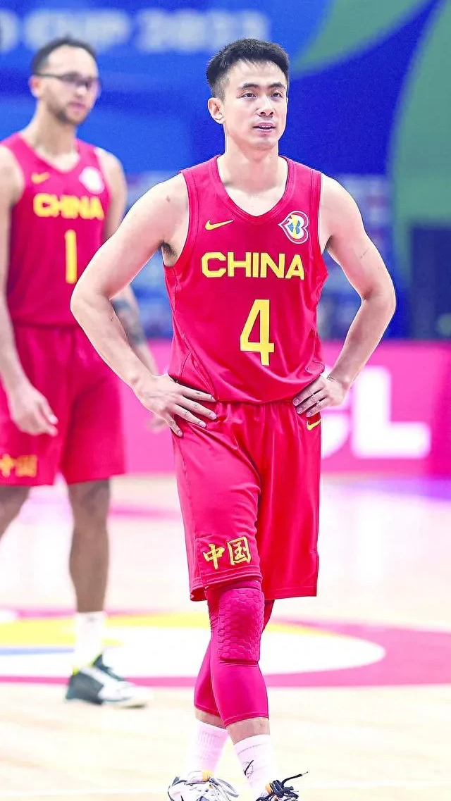 国家队球员在比赛中展现出众实力 国家队球员在比赛中展现出众实力