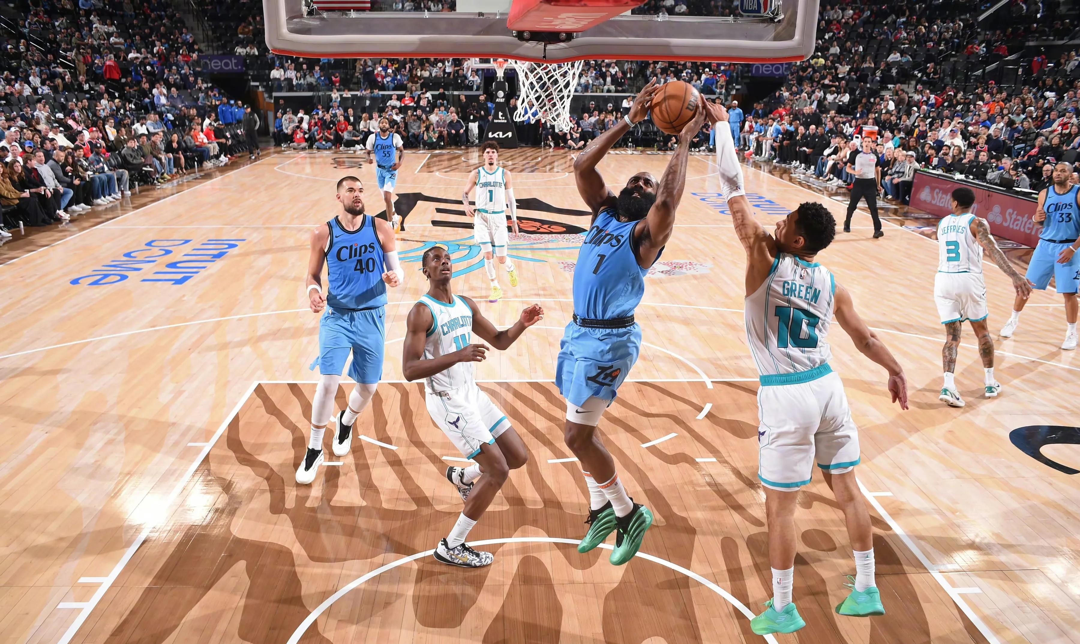 黄蜂主场负于魔术，沃克独撑整个队伍的简单介绍