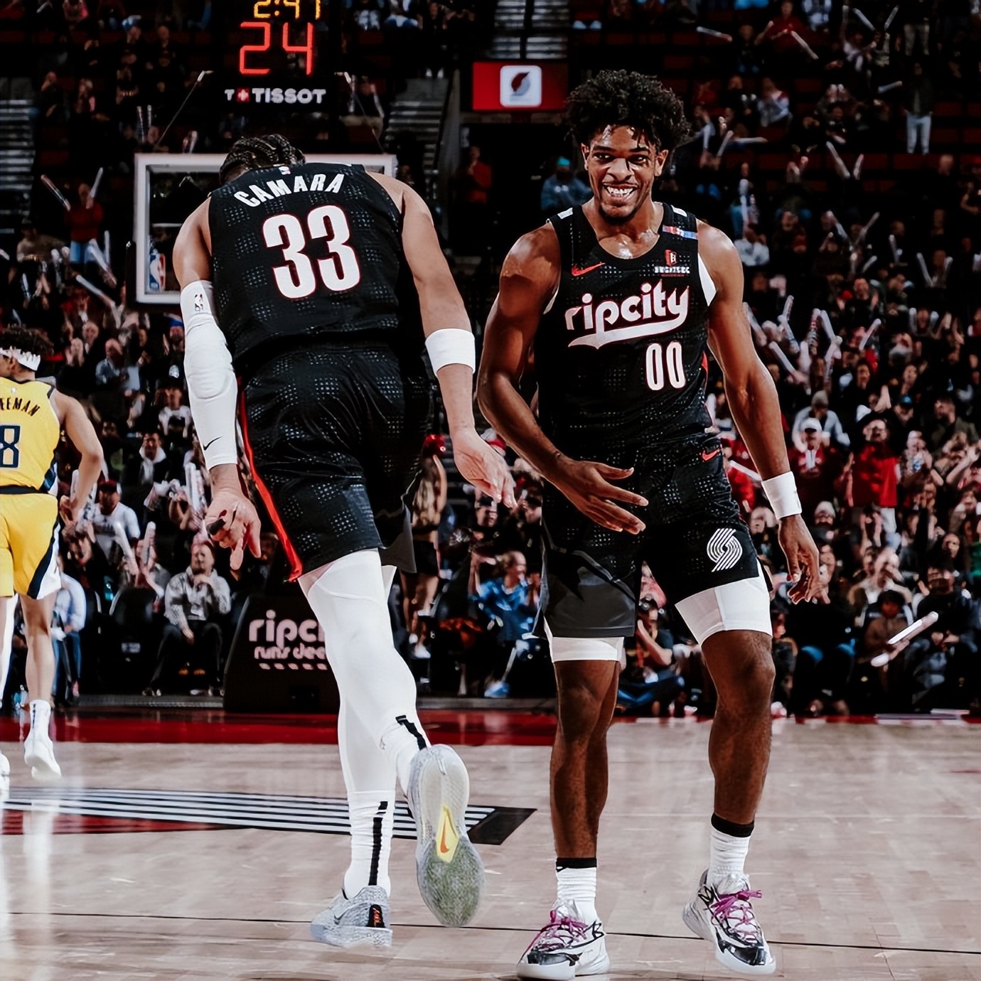 步行者主场大胜开拓者，取得胜利