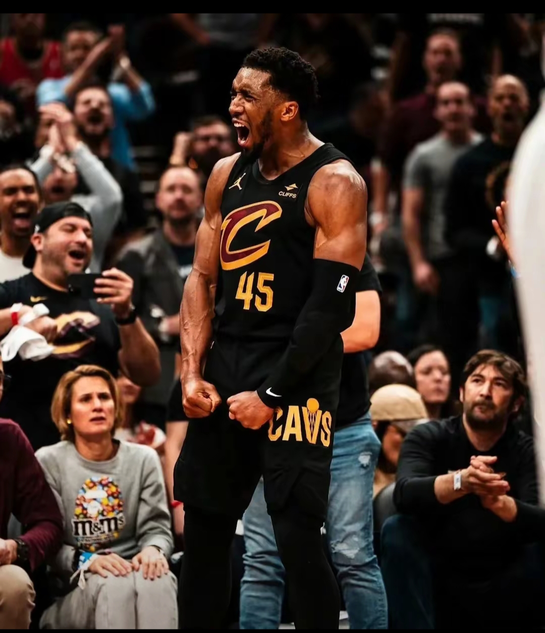 骑士队球员殊死争夺，士气高涨追求胜利的简单介绍