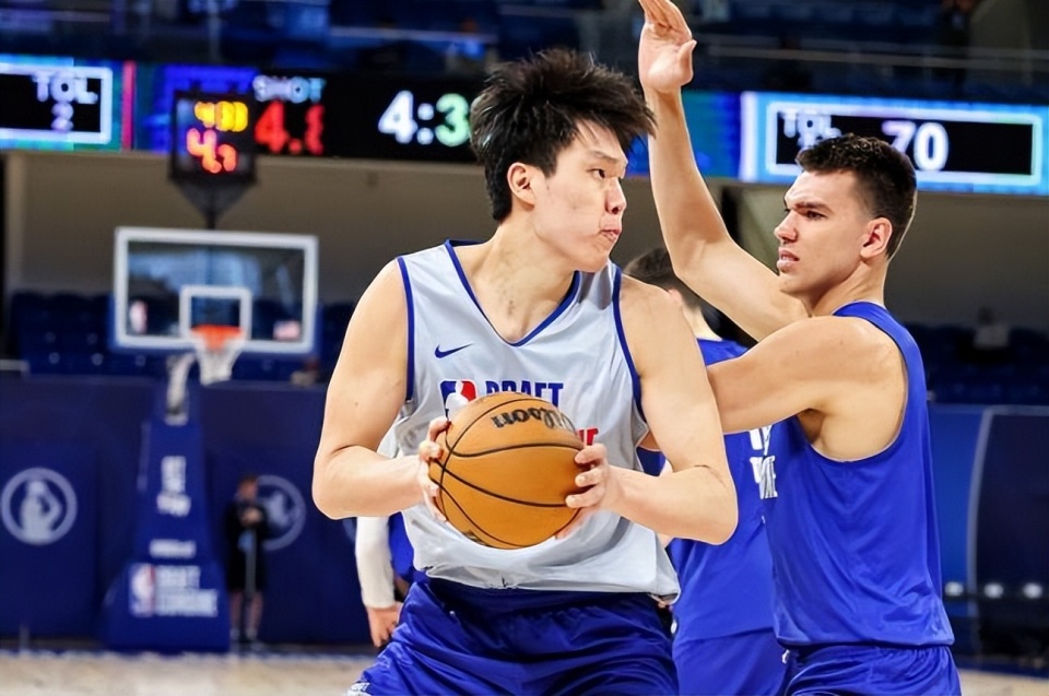 球队后卫在比赛中展现出色的表现