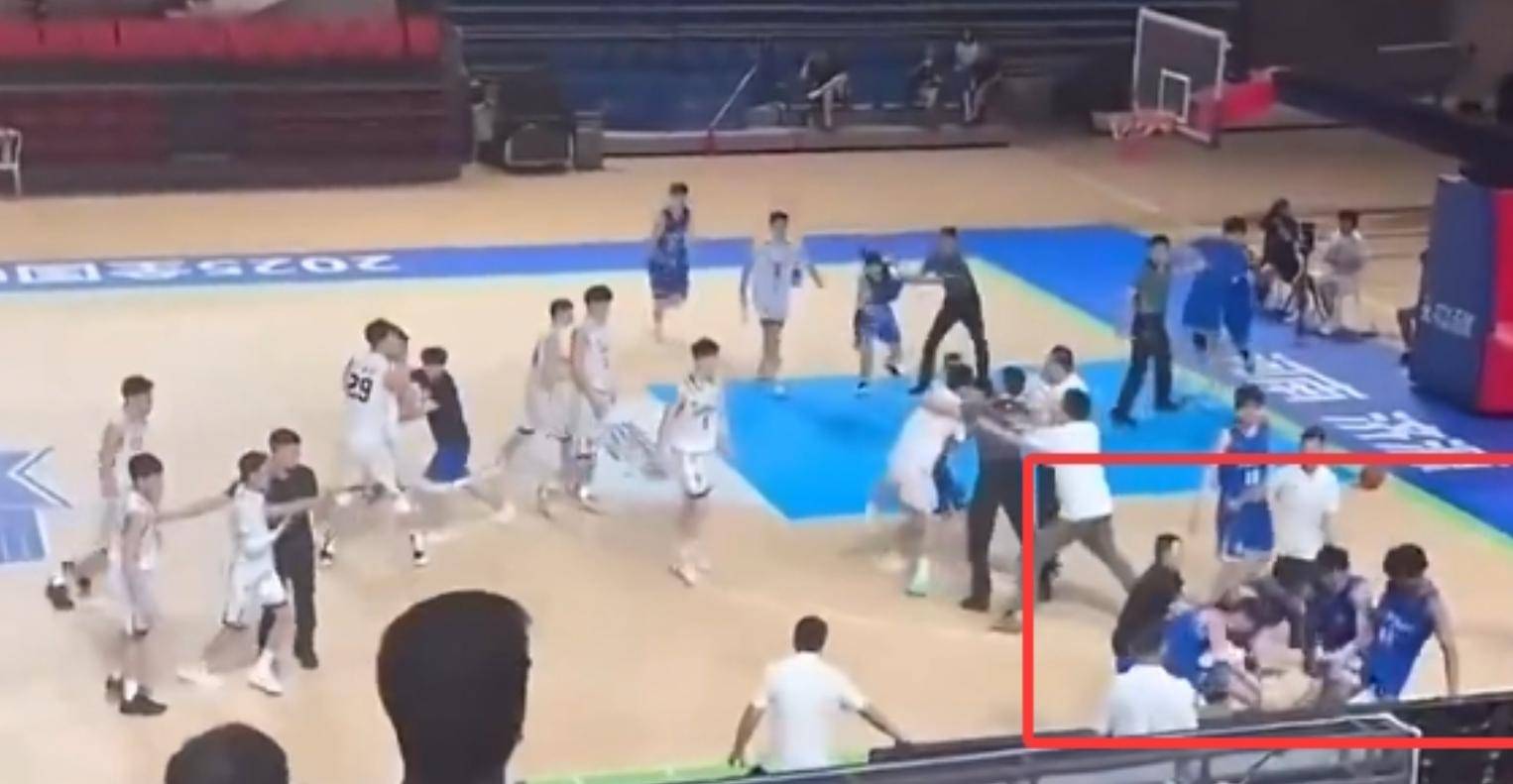 比赛中球员间发生冲突,场面一度失控 比赛中球员间发生冲突,场面一度失控