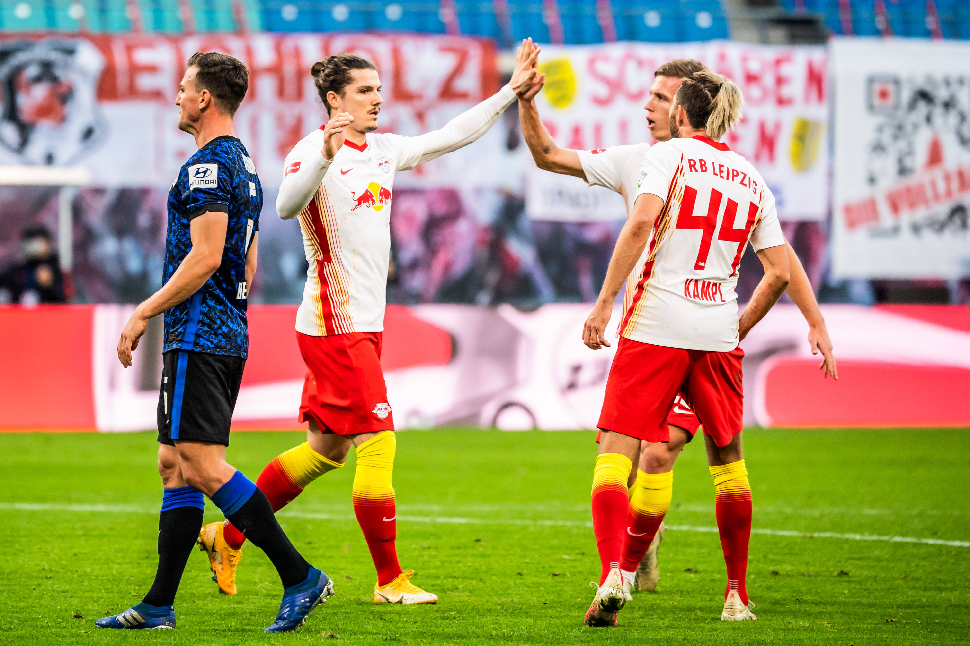 包含柏林赫塔球员展示团队凝聚力的词条