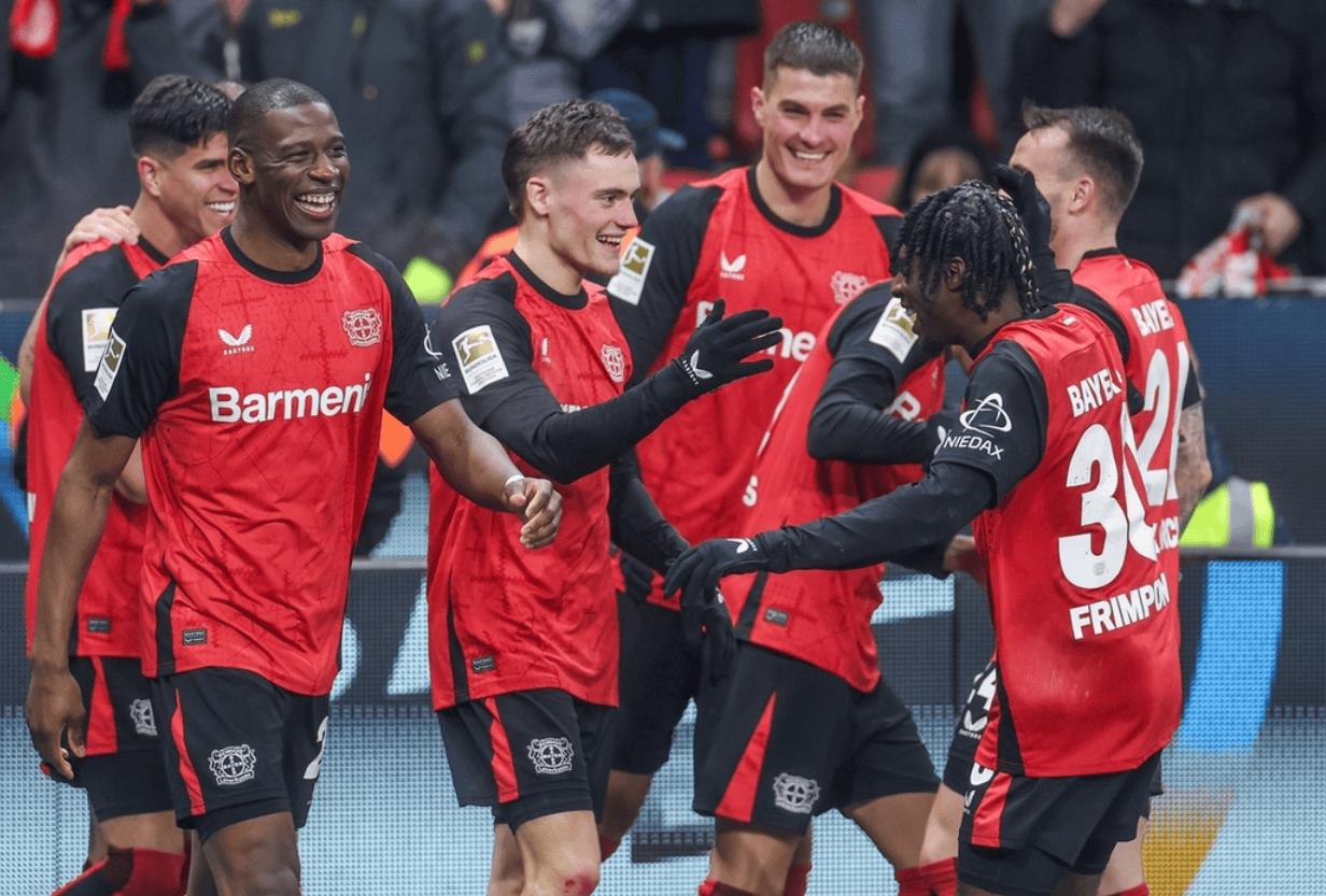 米兰体育官方-汉诺威客场逆转弗赖堡,全队庆祝胜利